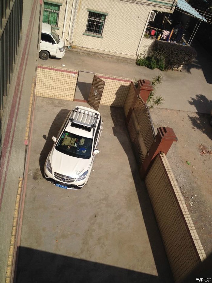 楼上往下面看,感觉小3造型真美,院内是我专用停车位,不错吧