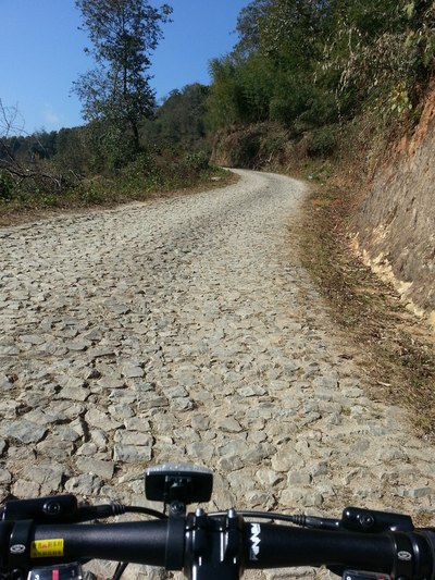 转进去就全弹石路石头路