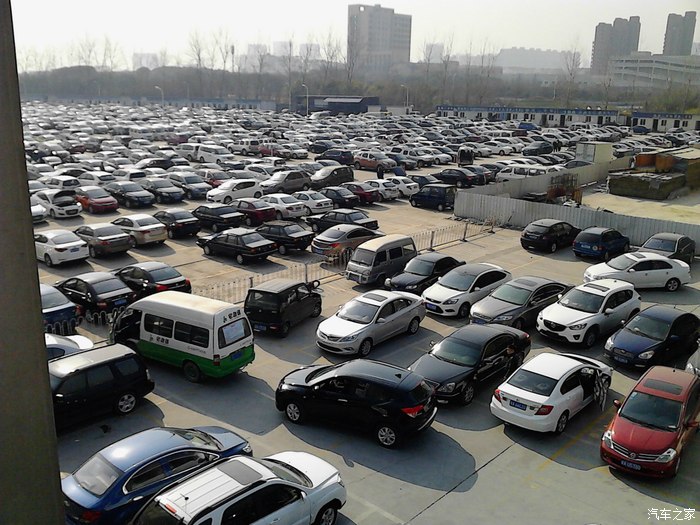 栅栏右边是车管所包河工作站的停车场.