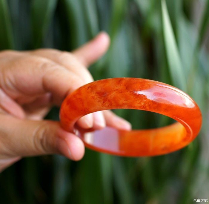 血翡翠求鉴定,大神给些意见