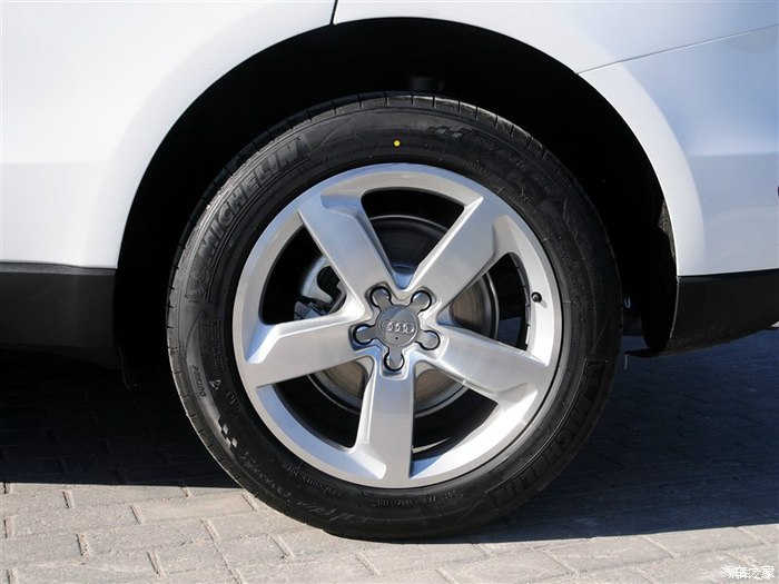 2015款奥迪q5的轮毂是不是升级成19的,,内饰棕色要加钱吗?