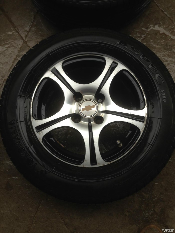 还有跑了8000公里的4条优科豪马轮胎,13寸185 70的,轮毂当时买是1000