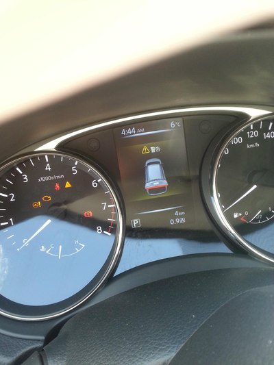 提车时显示4km,其实是不准的,车运到4s下板车的时候四儿子就把里程表