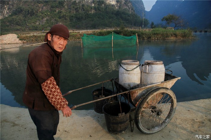 老迈的阿伯一早起来劳作,这样才是长寿的秘诀吧