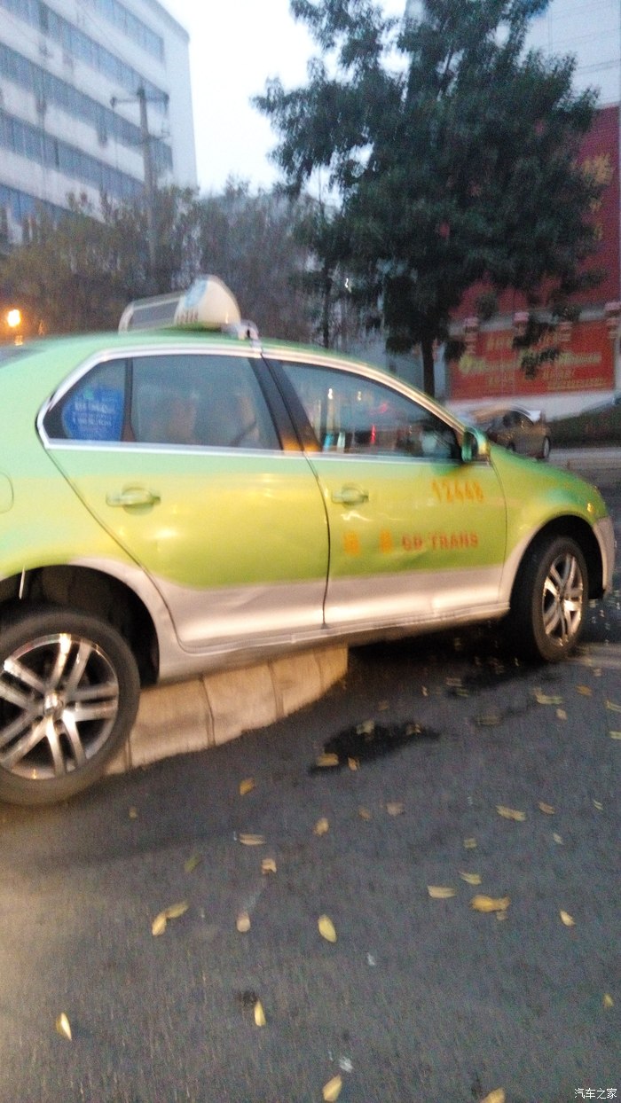 小型车祸,开车要小心