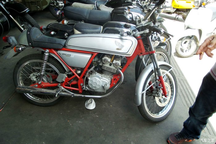二手车市里的本田dream50