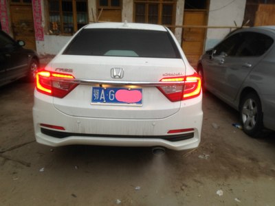 凌派的一大亮点,led日间行车灯(按道理讲应该叫示宽灯),c型led尾灯,在