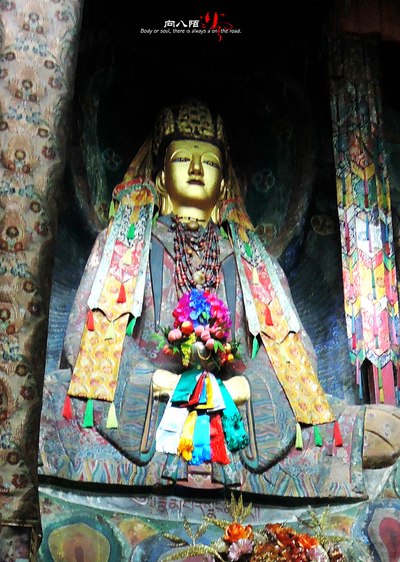 据住寺喇嘛解说,文成公主当年行经此地,绘佛像与岩壁上,次日即化为
