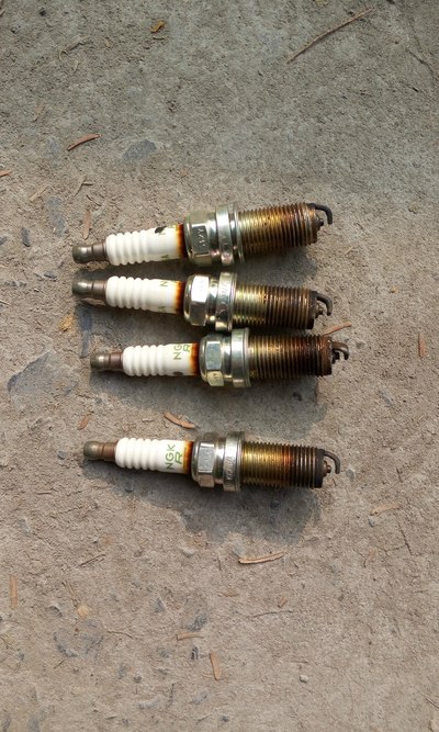 蛋蛋清洗节气门,及检查火花塞.