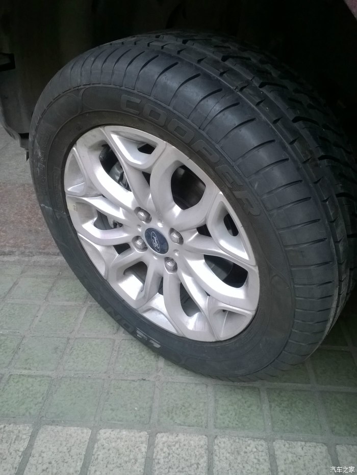 比原车要外凸一点,225 5516轮径和原车205 6016几乎没什么差别,不