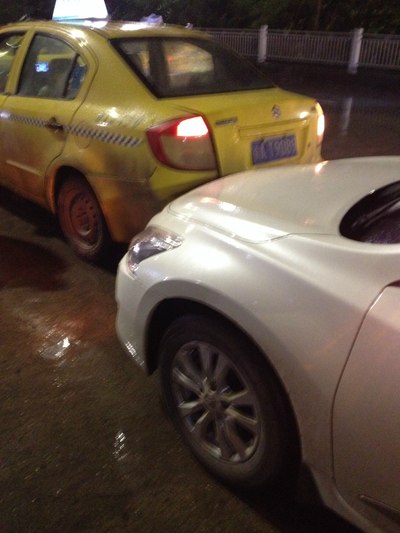 重庆新天籁被新手司机追尾,处女撞.