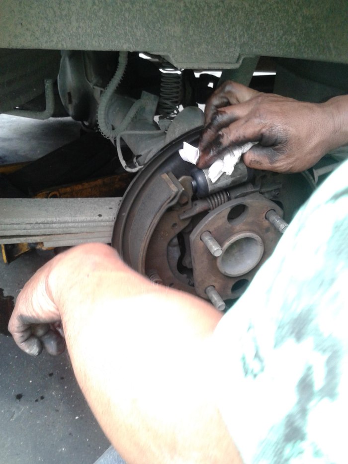 手刹感越来越松,怎么调紧点,用力推都能推动!