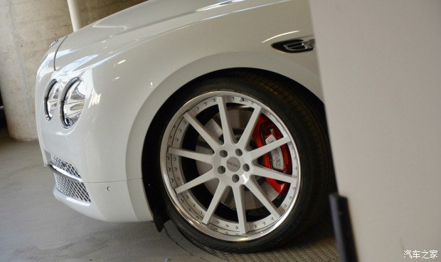 选一款能搭配白色飞驰车身的轮毂你觉得那种风格更合适