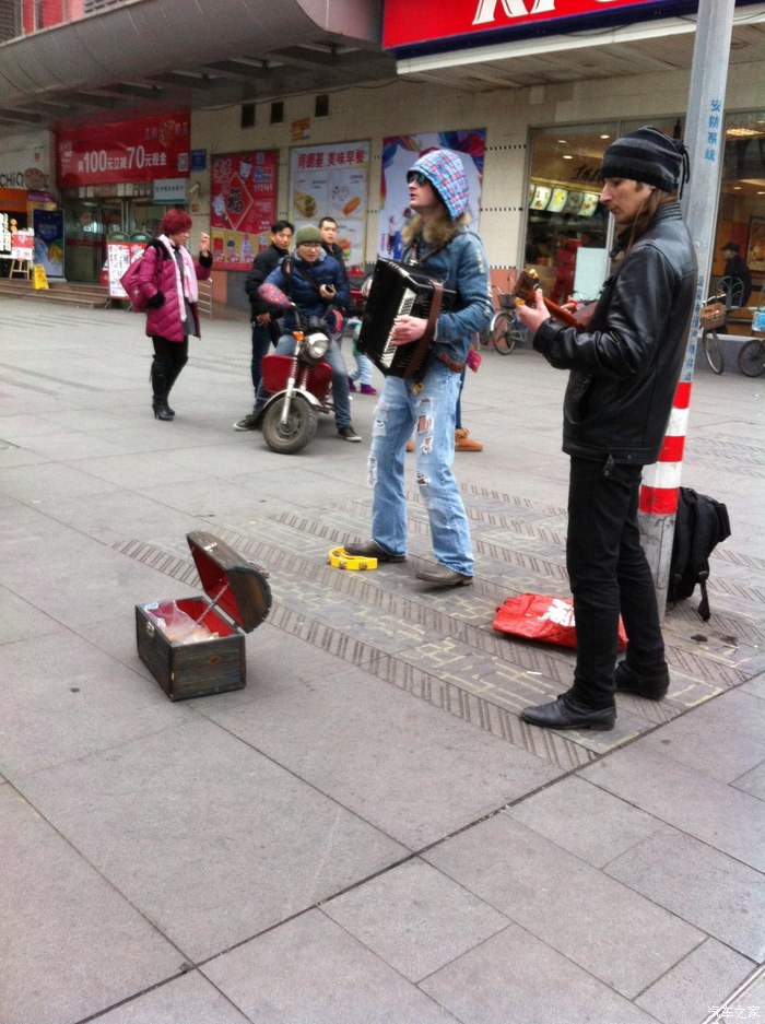 中国街头卖艺乞讨的乌克兰人(2)