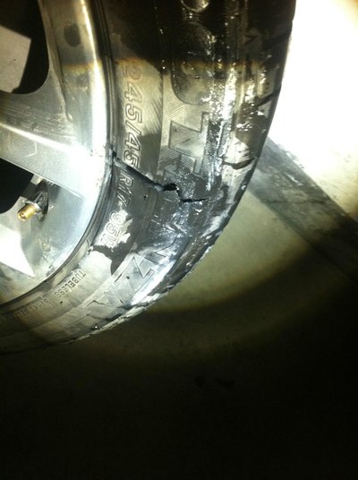 冷雨夜高架70码爆胎,吓出一身冷汗,冰冻雨雪夜换胎记