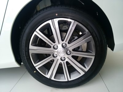 后制动类型实心盘轮17寸双色幅铝合金轮毂