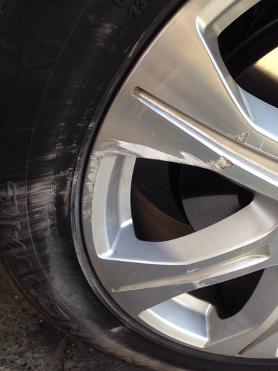 轮毂刮了一下,郁闷