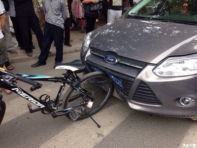 【图】马自达3把自行车撞了,太惨_上海论坛_汽车之家论坛