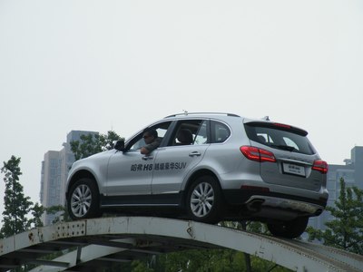 这个个坡度拱形桥对车动力要求也我在乘座时候这位师傅还在半坡停又