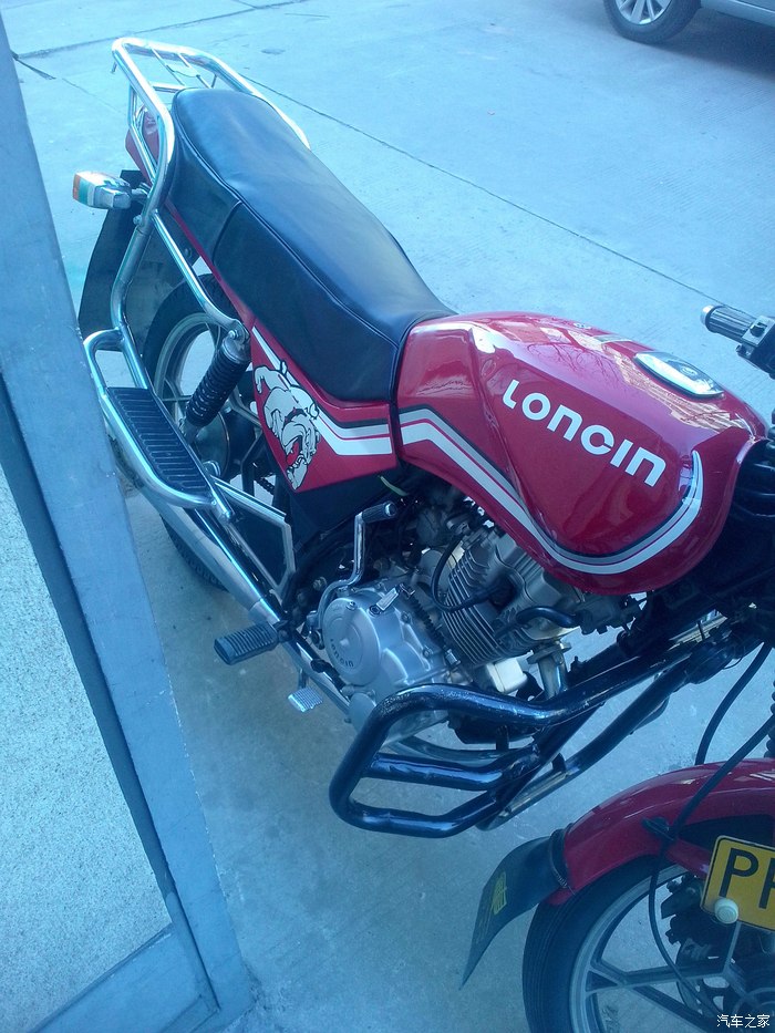 国产隆鑫125八年多的老车洗白白