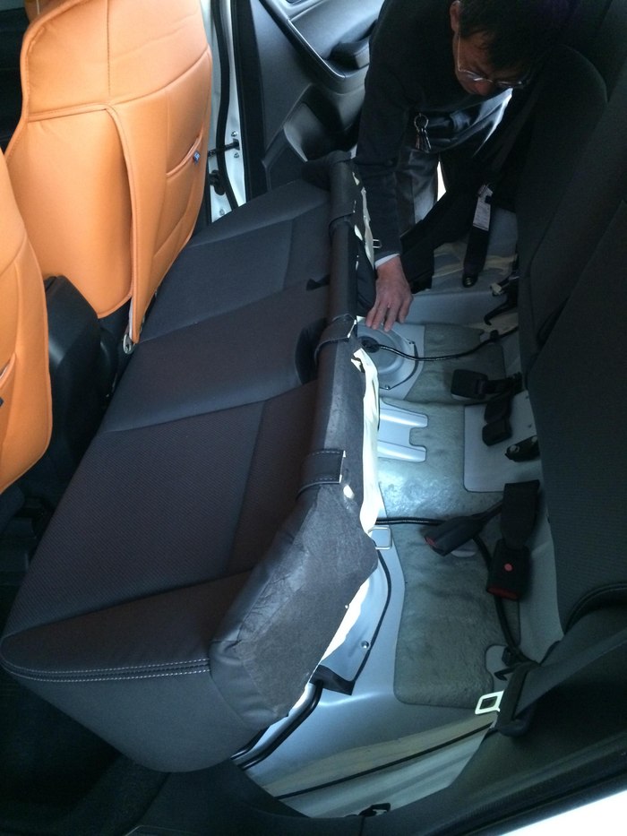 14款森林人后座如何卸