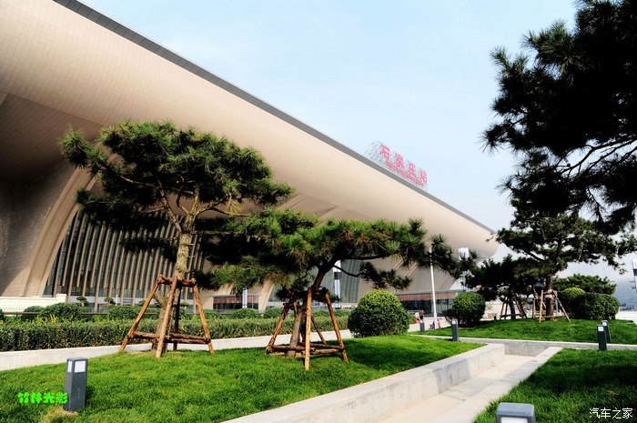 石家庄火车站东广场宏伟高架路霓虹闪烁五彩斑斓