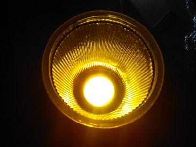 新机油的透光亮度有些刺眼,此时室内灯是开着的,由于曝光度影响周围一