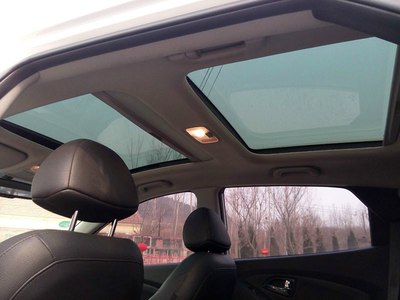 ix35这个全景天窗真爽,晚上陪个姑娘看看星星看看月亮,想想都