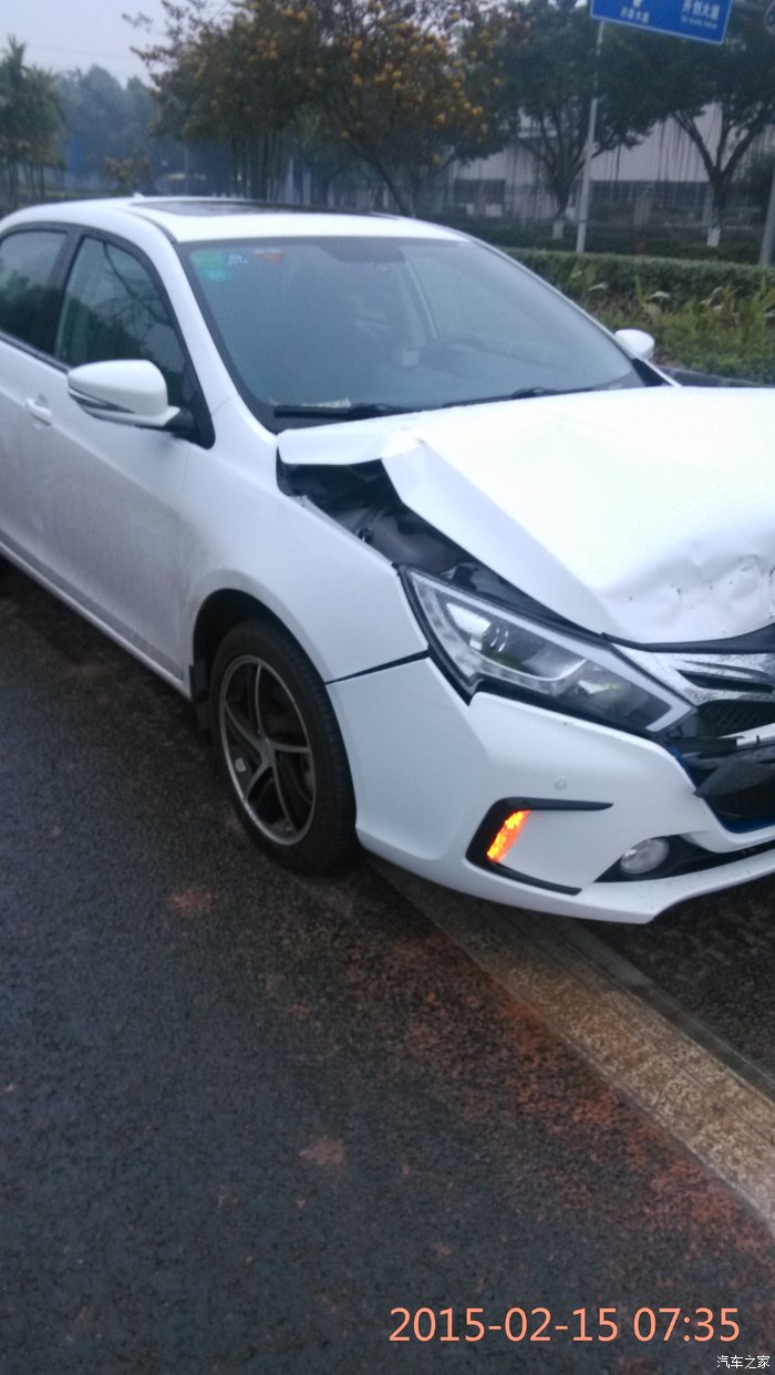 秦刹车失灵撞车