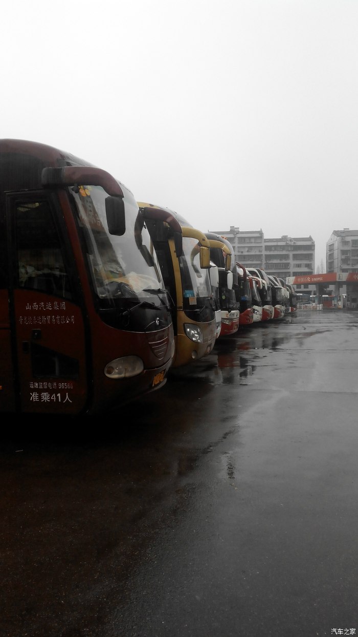 卧铺车蓄势待发,上面是车站大门口