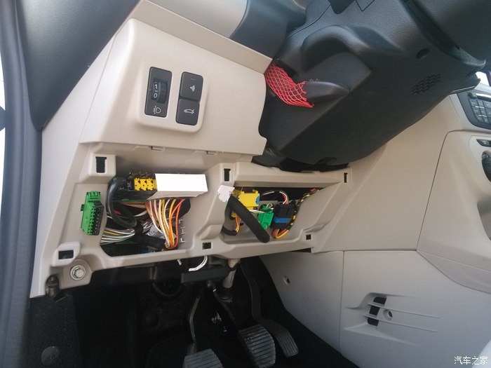 请问全新爱丽舍的obd接口 在哪?