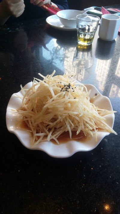 凉拌撇咧(字错吗)其实就凉拌皮腊挺爽口