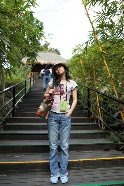      素颜小媳妇儿,虽然已经年近30了,不过身材和长相