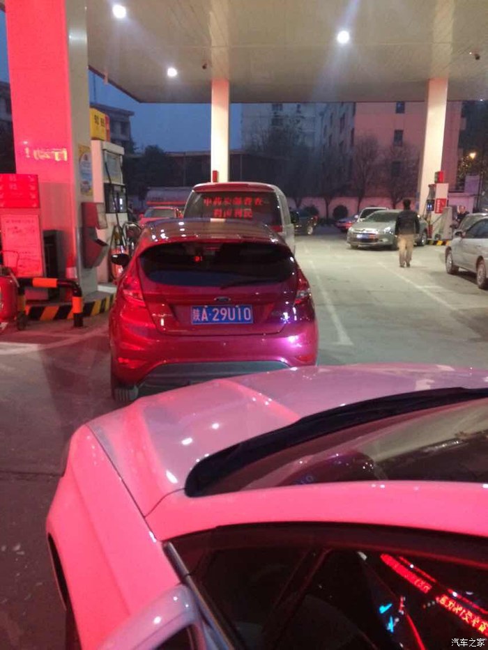 今天晚上预测加油站很拥堵小心慢行!