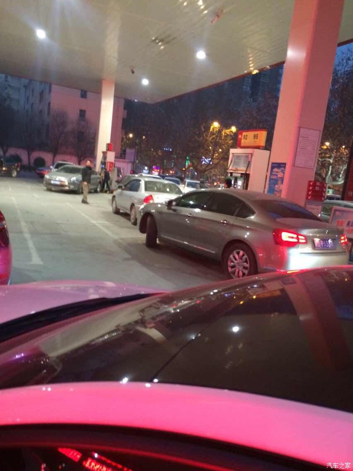 今天晚上预测加油站很拥堵小心慢行!