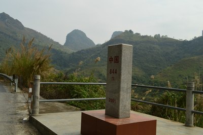 边境公路上经常见到的国界石碑