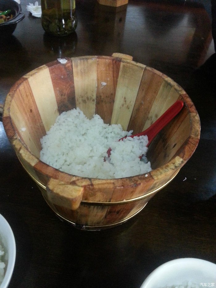 去往三星堆路上中午吃饭,才发现,啥叫-饭桶