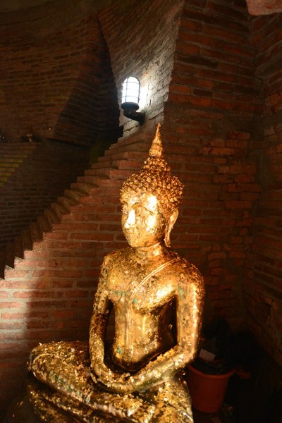 信徒贴金箔的佛