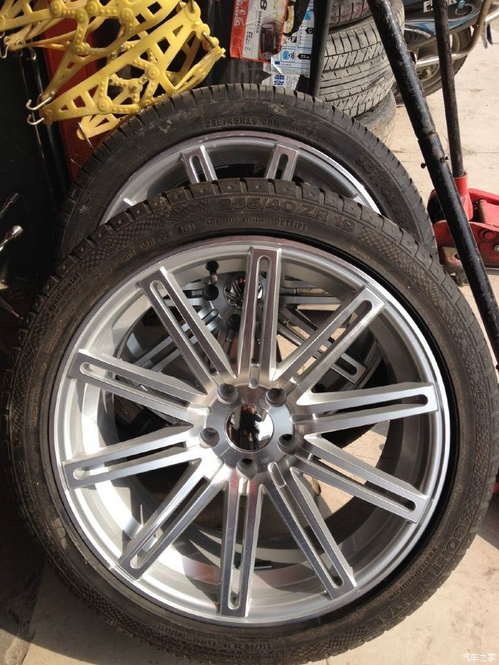 轮毂的宽度是8.5j,适合235--255的轮胎.