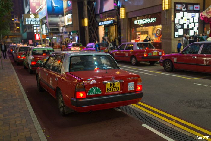 不知道香港的出租車牌是什麼意思?有白底黑字的,也有黃底黑字的