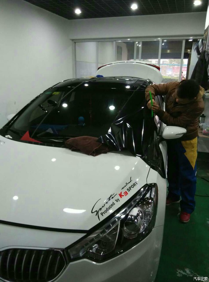 车顶贴膜作业是不是太拉风了