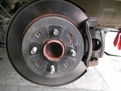 趁给换轮胎拍2张刹车片神们看看需要换吗如果要换次保养就去换接回家2