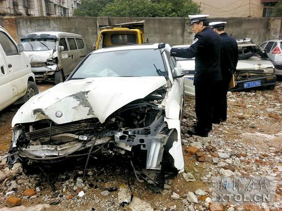 【圖】湘潭奔馳車急轉彎衝進綠化帶變一堆廢鐵_奔馳amg論壇_汽車之家