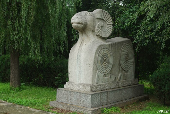 中国出土最大,最完整的镇墓兽——石辟邪(此为复制品,真品收藏于洛阳