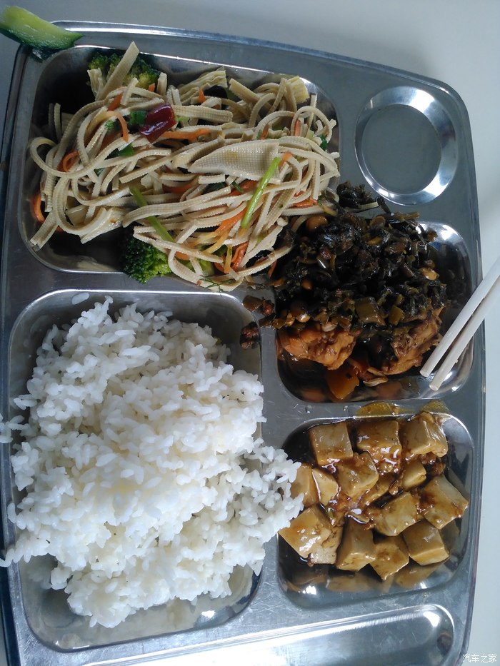 早上吃完早饭,十点整上高速返回,中午服务区吃快餐