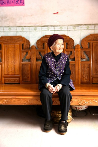 这个村子有百岁老人有好几个,下面的几张照片是现场拍照,给点小费就