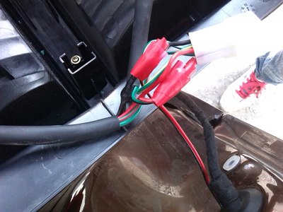 线插拔不出来,没办法,倒车灯黑的是负极,绿黑是正极,摄像头电源线就接