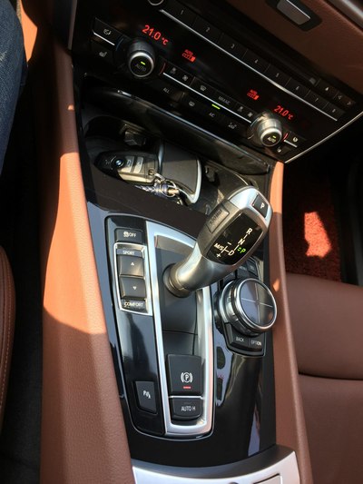 驾驶室,方向盘买了个套子,保护一下