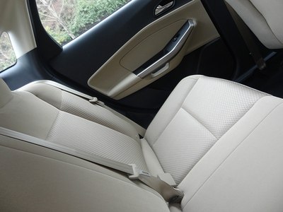 米白色的座椅颜色不怎么耐脏,现在还小心翼翼的保护着,害怕弄脏