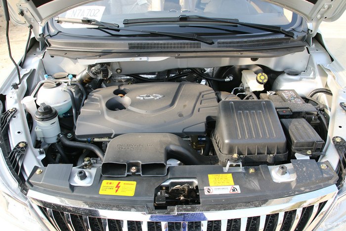 发动机没啥好拍,发动机舱还是很规整.